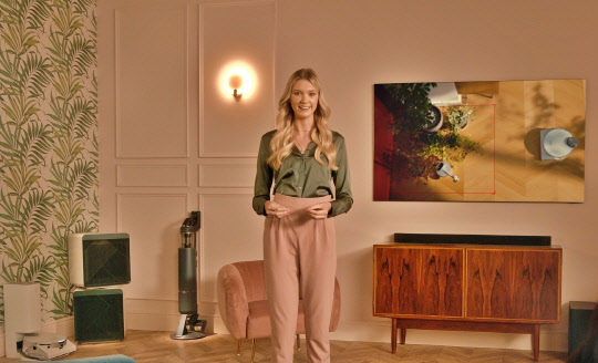 삼성전자 유럽총괄 직원이 12일(영국 현지시간) 온라인으로 진행된 버추얼 프레스콘퍼런스 '라이프 언스토퍼블 2021'에서 비스포크 가전과 라이프스타일 TV '더 프레임'을 소개하고 있다. <삼성전자 제공>